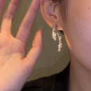 Novos brincos curvos com diamantes na frente e nas costas